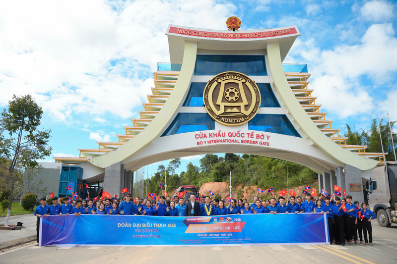 参加联欢节的青年代表在布依口岸合影。