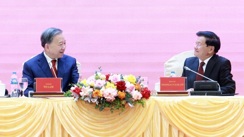 老挝人民革命党中央总书记、老挝国家主席通伦·西苏里通报老挝人革党十二大成果。