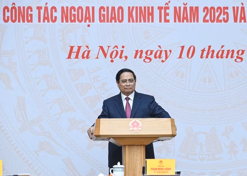 越南政府总理范明正发表的书名文章《经济外交发生强劲转变，助力国家强盛发展》。（陈海 摄）