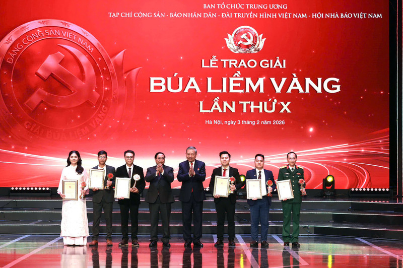 苏林总书记，范明正总理与得奖者合影。