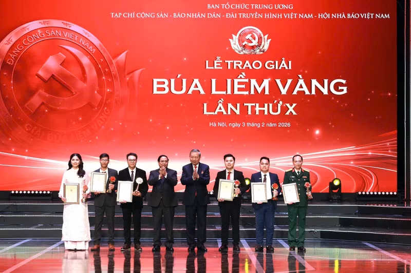 苏林总书记，范明正总理与得奖者合影。