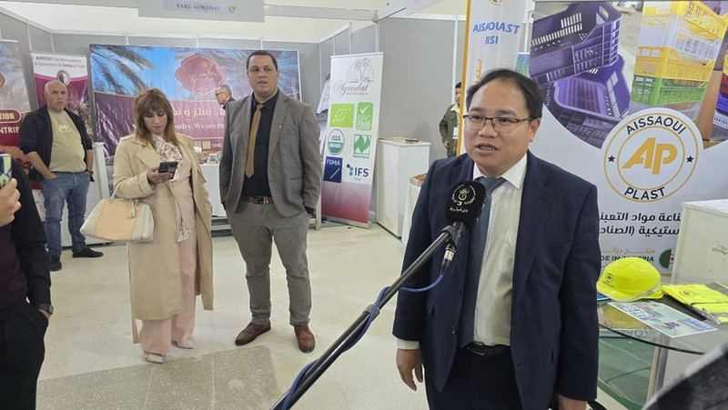 越南驻阿尔及利亚商务处参赞介绍在越南投资机会。