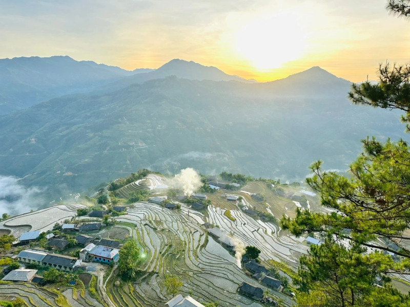 附图：河江省梯田一角。