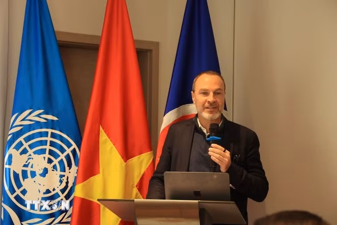 影响力投资与再生经济顾问艾默里克·荣格（Aymeric Jung）在会上发表讲话。（图片来源：越通社）