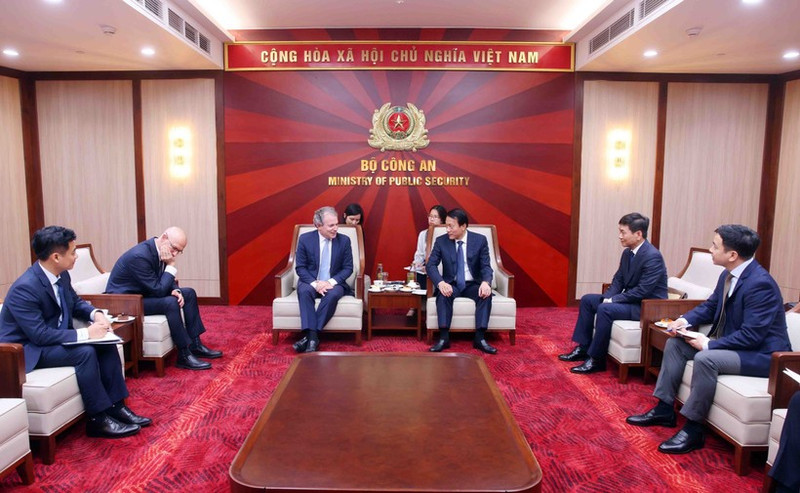 公安部长梁三光大将会见美国罗森集团首席执行官丹尼尔·罗森。（图片来源：越通社）