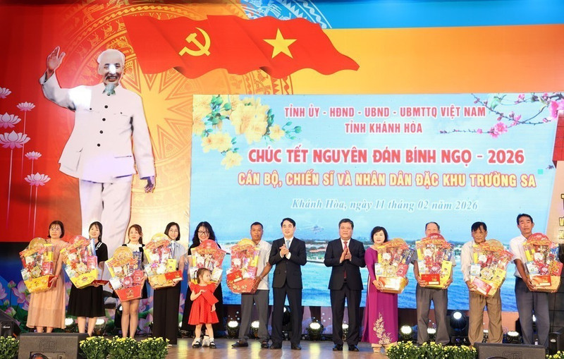 通过异地同步直播活动向长沙特区军民致以新春祝福。