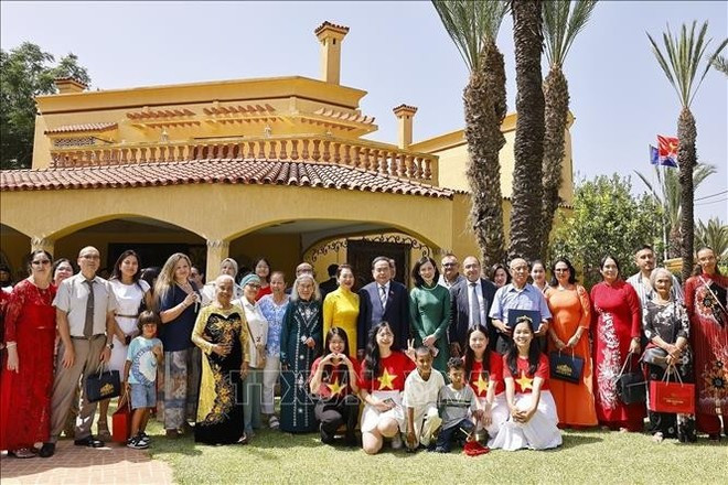 越南国会主席陈青敏和夫人会见旅摩越南人社群。