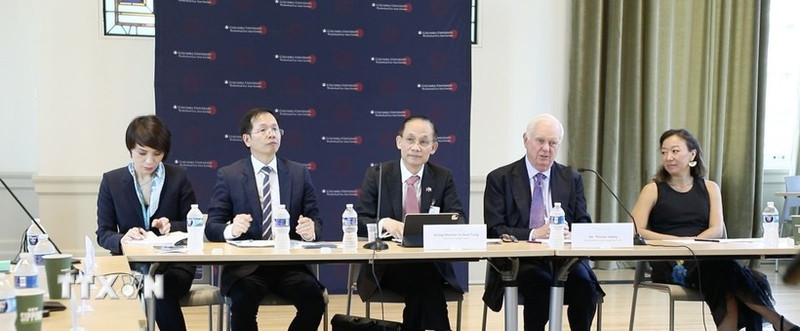 越共中央书记处书记、越南外交部代部长黎怀忠（中）出席了由哥伦比亚大学韦瑟黑德东亚研究所举办的政策对话圆桌会议。（图片来源：越通社）