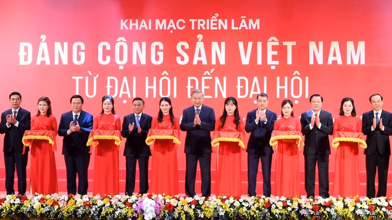 越共中央总书记苏林出席开幕式。