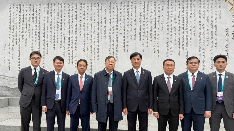 越共中央检查委员会主任阮维玉参观朝鲜劳动党建党史迹馆。
