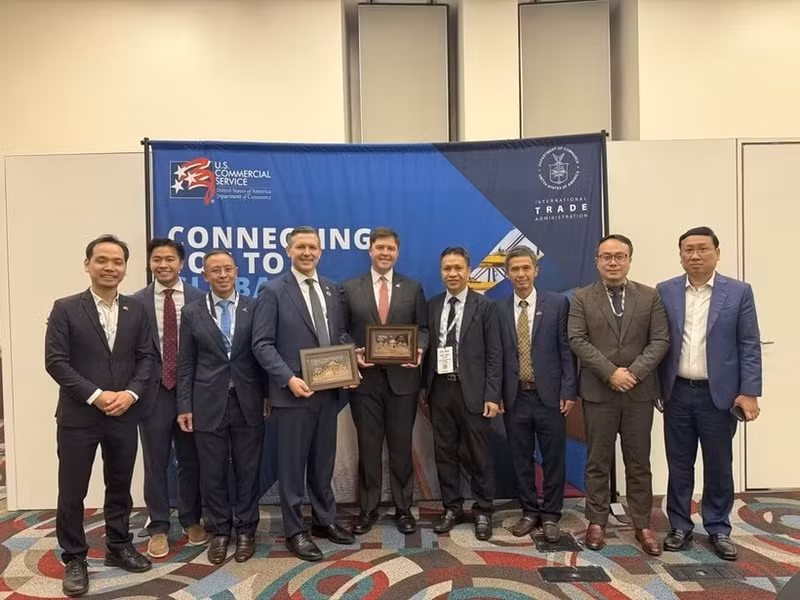 越南工作代表团与美方高级代表进行座谈。