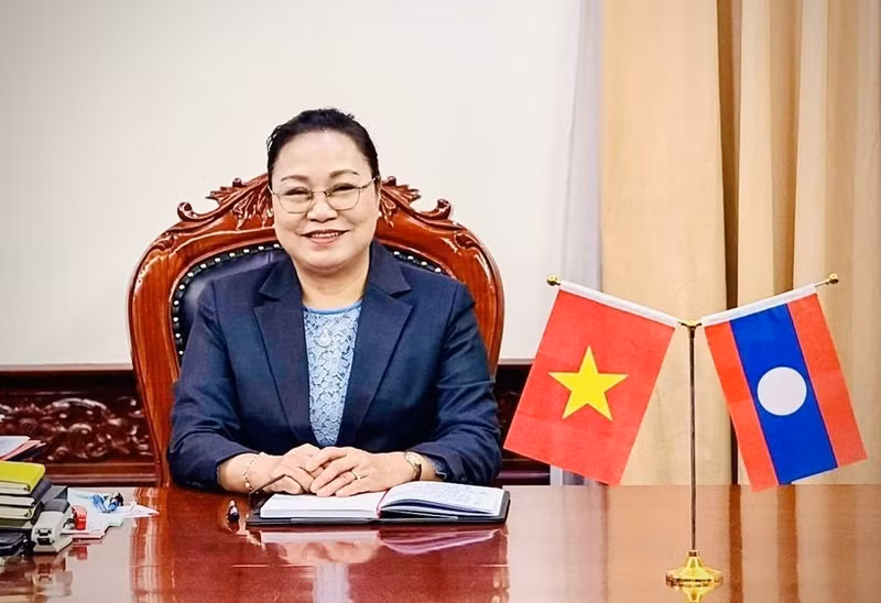 老挝驻越南大使坎葆·恩塔万接受媒体采访。