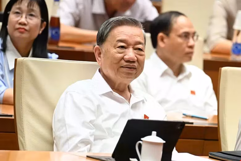 6月12日上午，苏林总书记出席第十五届国会第九次会议。