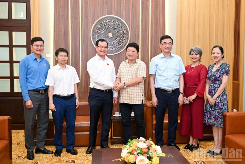 越共中央委员、越南劳动总联合会主席阮廷康同志造访《人民报》社。（世代 摄）