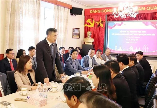 越南驻捷克共和国大使杨怀南在与捷克六省领导人及旅捷越南企业界代表座谈会上发表讲话。