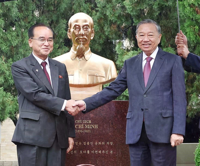 越共中央总书记苏林出席越南驻朝鲜大使馆花园胡志明主席塑像揭牌仪式。