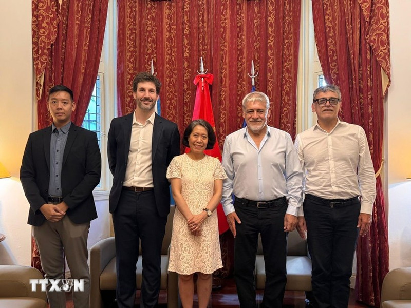 越南驻阿根廷大使吴明月会见拉丁美洲和加勒比国家公务人员联合会主席胡里奥·富恩特斯。（图片来源：越通社）