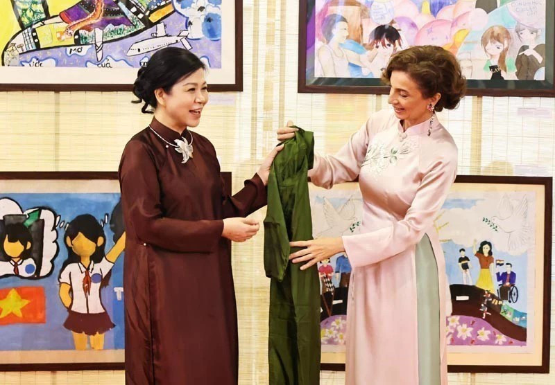 苏林总书记夫人吴芳璃与联合国教科文组织总干事奥黛丽·阿祖莱参观越南妇女博物馆。