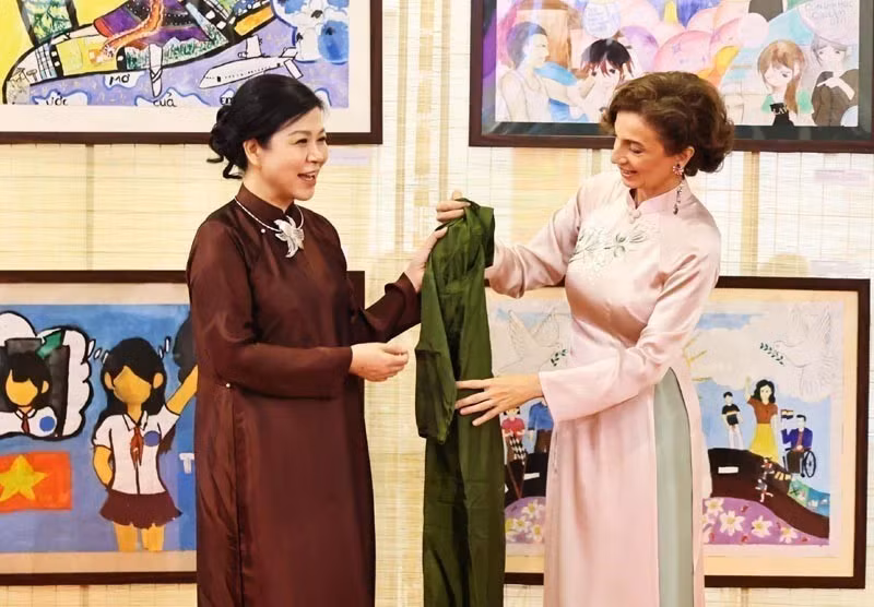 苏林总书记夫人吴芳璃与联合国教科文组织总干事奥黛丽·阿祖莱参观越南妇女博物馆。