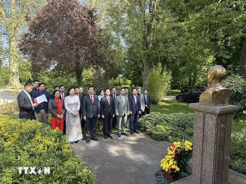 越南外交部副部长吴黎文向设在法国巴黎郊区蒙特勒伊市（Montreuil）的蒙特罗公园的胡志明主席敬献鲜花。（图片来源：越通社）