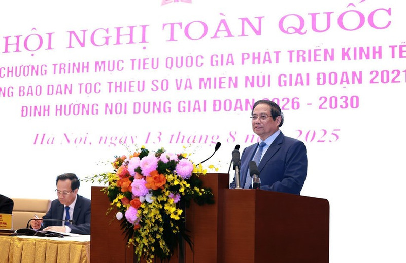 范明正总理发表讲话。