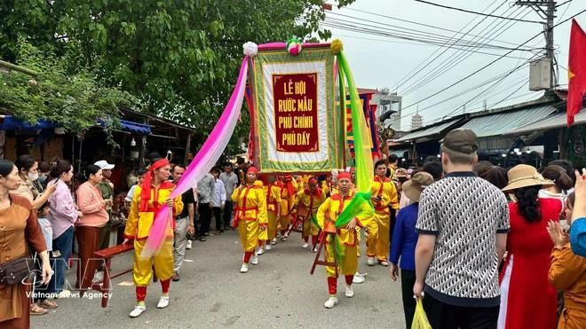 圣母柳杏迎请仪式。