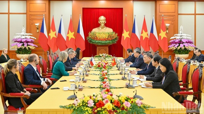 越共中央总书记苏林会见捷克参议院主席米洛什·维斯特奇尔。（水源 摄）