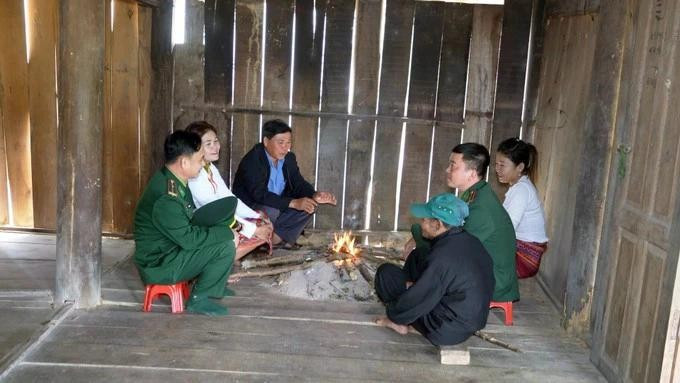 附图：干部党员挨家挨户进行宣传，普及法律法规以及选民的权利和义务。