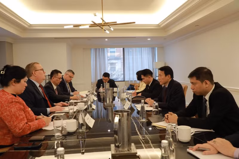 越南公安部长梁三光会见亚马孙集团领导。