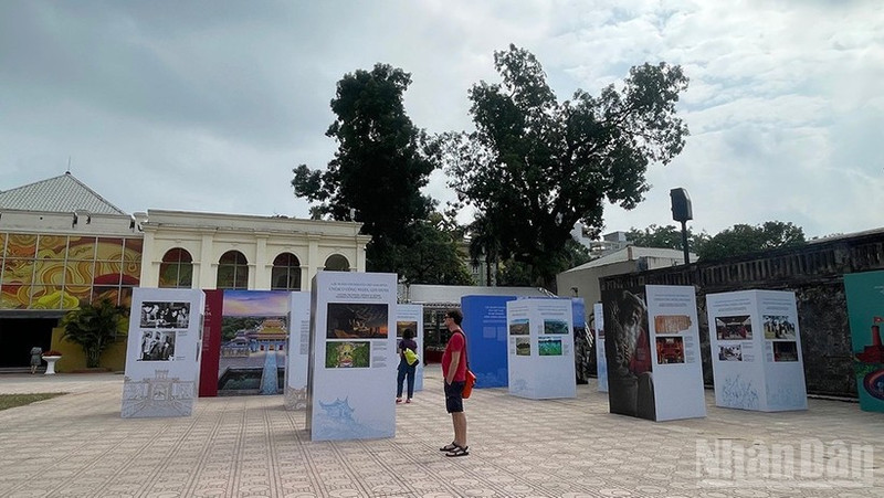 代表们参观“越南文化遗产——从传统到现代的生命力”专题展。
