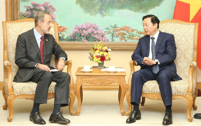 越南政府副总理陈红河会见意大利驻越南大使马可·德拉·塞塔。