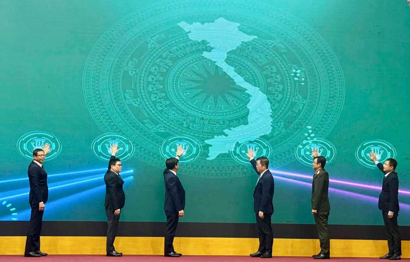 与会代表按下按钮，正式启动农产品溯源系统。