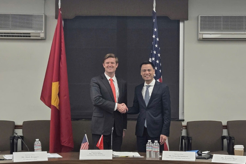 越南外交部副部长邓黄江与美国国务院代理助理国务卿弗利特·怀特共同主持对话。