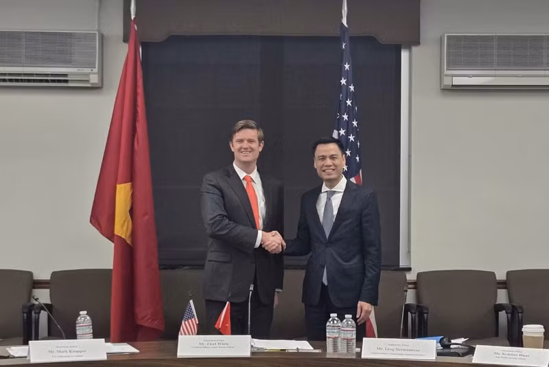 越南外交部副部长邓黄江与美国国务院代理助理国务卿弗利特·怀特共同主持对话。