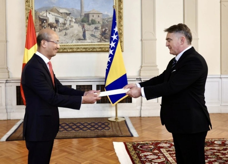 裴黎泰大使（左）递交国书。