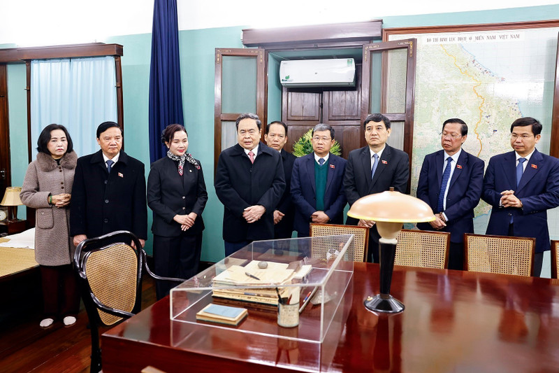 越南国会主席陈青敏在67号房上香缅怀胡志明主席。