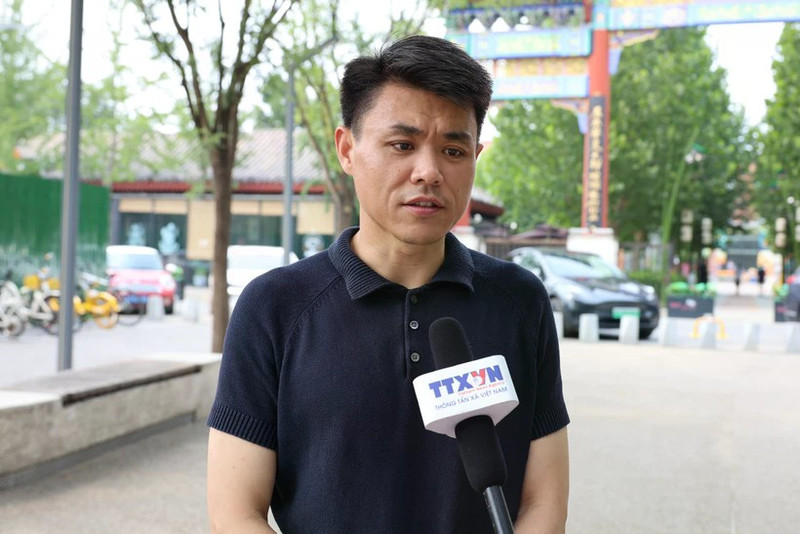 越南问题研究专家、中国中央广播电视总台越南语部主任魏为接受越通社记者的采访。（图片来源：越通社）