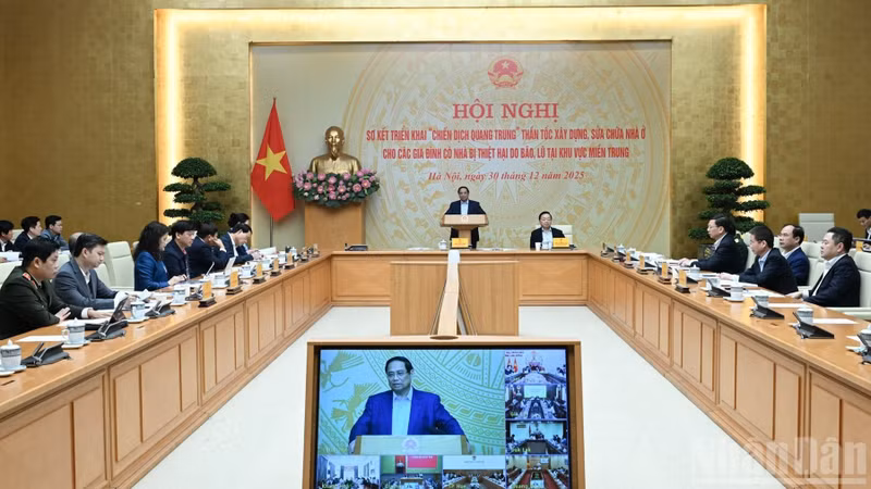 政府总理范明正主持召开“光忠行动”中期总结会议。（陈海 摄）