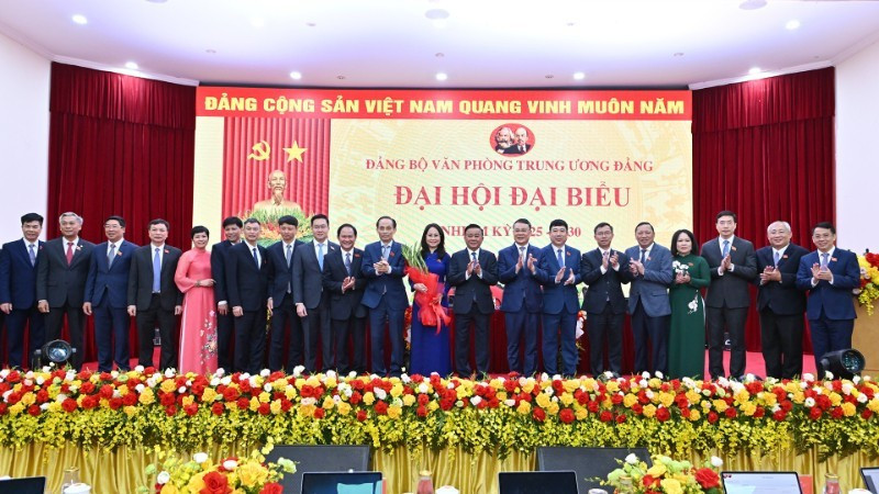 越共中央书记处常务书记陈锦秀送花祝贺2025-2030年任期越南共产党中央办公厅委员会。