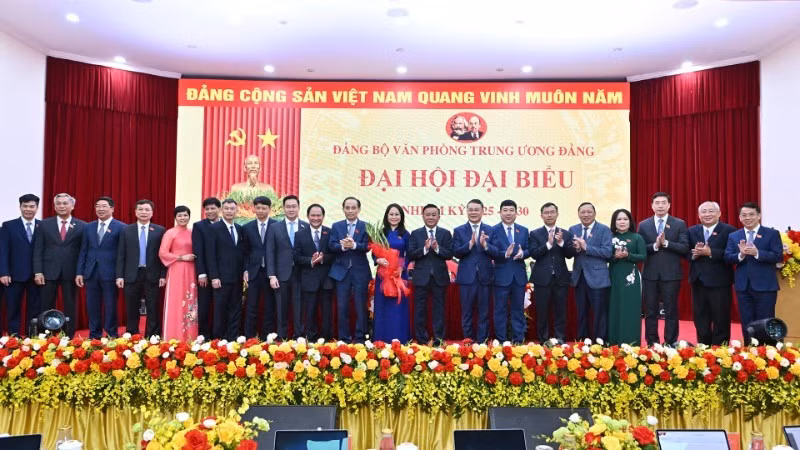 越共中央书记处常务书记陈锦秀送花祝贺2025-2030年任期越南共产党中央办公厅委员会。