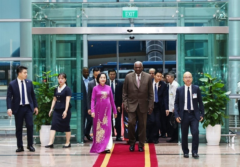 越南国会副主席阮氏青迎接古巴共和国全国人民政权代表大会主席兼国务委员会主席埃斯特万·拉索·埃尔南德访问越南。（图片来源：越通社）