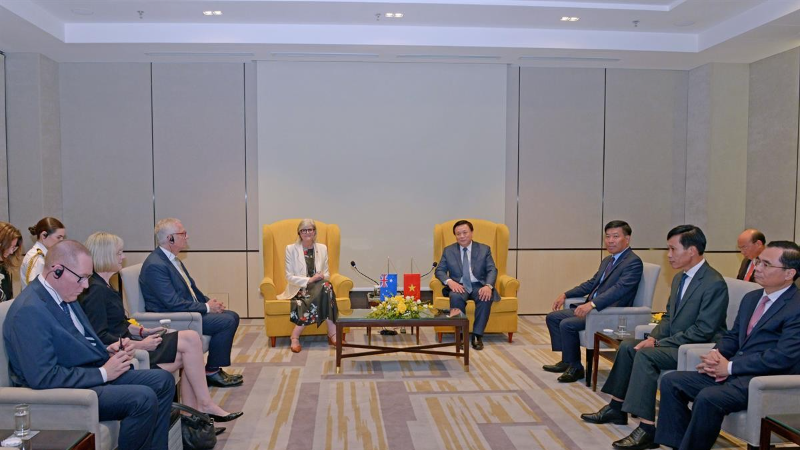 越共中央政治局委员、胡志明国家政治学院院长、中央理论委员会主席阮春胜与澳大利亚总督萨曼莎·莫斯廷（Sam Mostyn）举行会晤。