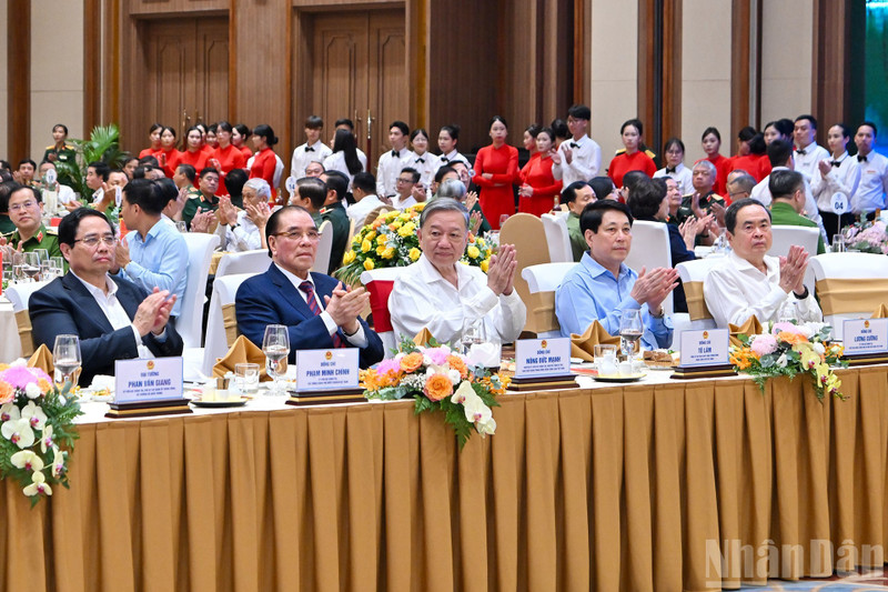 越共中央总书记、中央军委书记苏林出席会议并发表讲话。