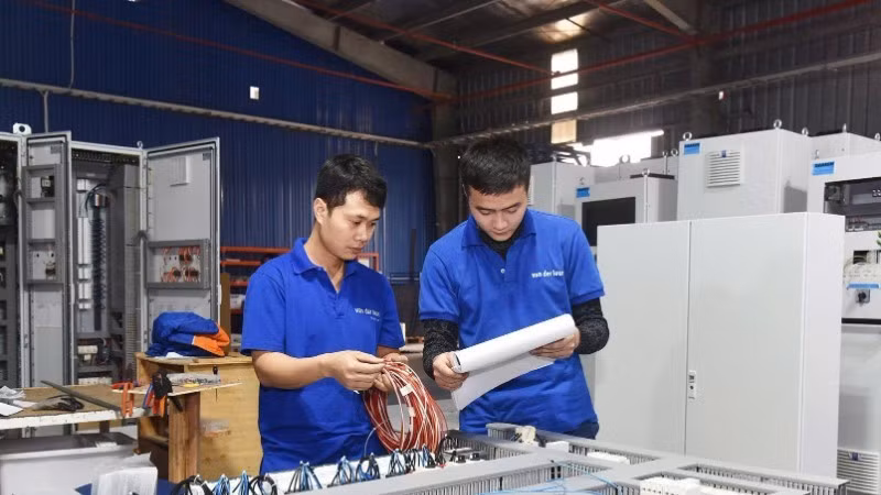 海防市Van Der Leun越南责任有限公司的工人测试和组装船舶电气柜。（庆安 摄）