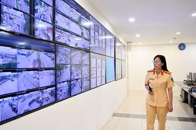 AI摄像系统的投入使用对市民交通行为产生积极影响，并减少了需在现场直接处理违规的交警人数。