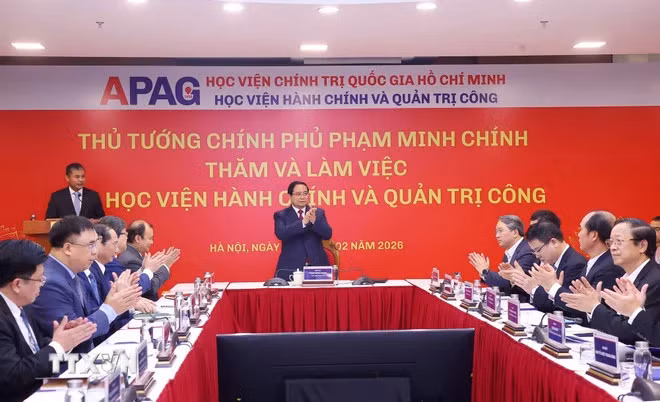 越南政府总理范明正与胡志明国家政治学院所属的公共行政与治理学院举行工作会谈。