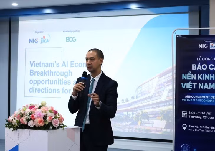 波士顿咨询集团（BCG）董事总经理兼合伙人、公共部门主管阿诺德介绍人工智能经济报告。图片来源：越南之声