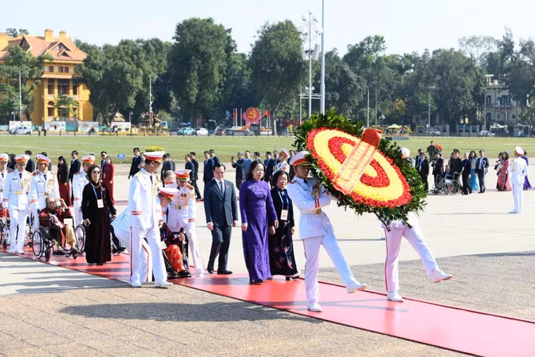 出席全国爱国竞赛大会的代表团拜谒胡志明主席陵。