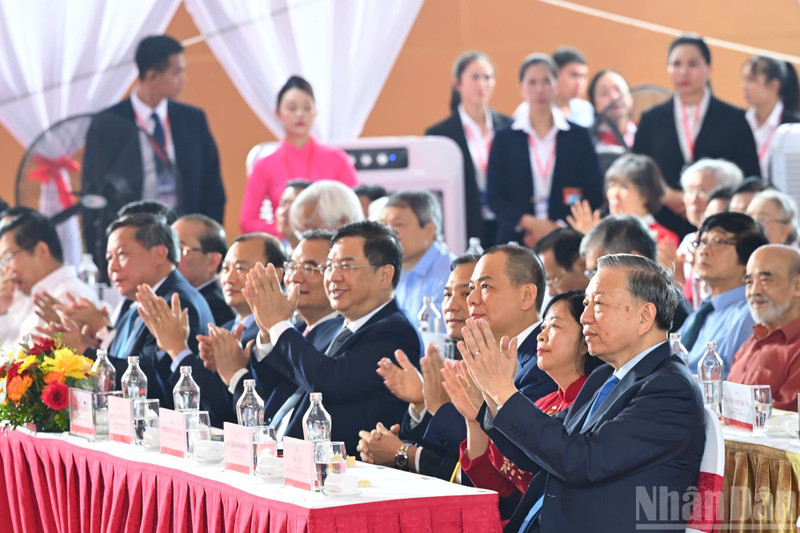 8月19日，苏林总书记与党和国家领导人出席全国重点工程项目开（竣）工仪式。（成达 摄）