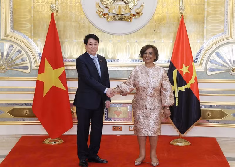 国家主席梁强与安哥拉国民议会议长卡罗莉娜·塞尔凯拉会晤。（图片来源：越通社）